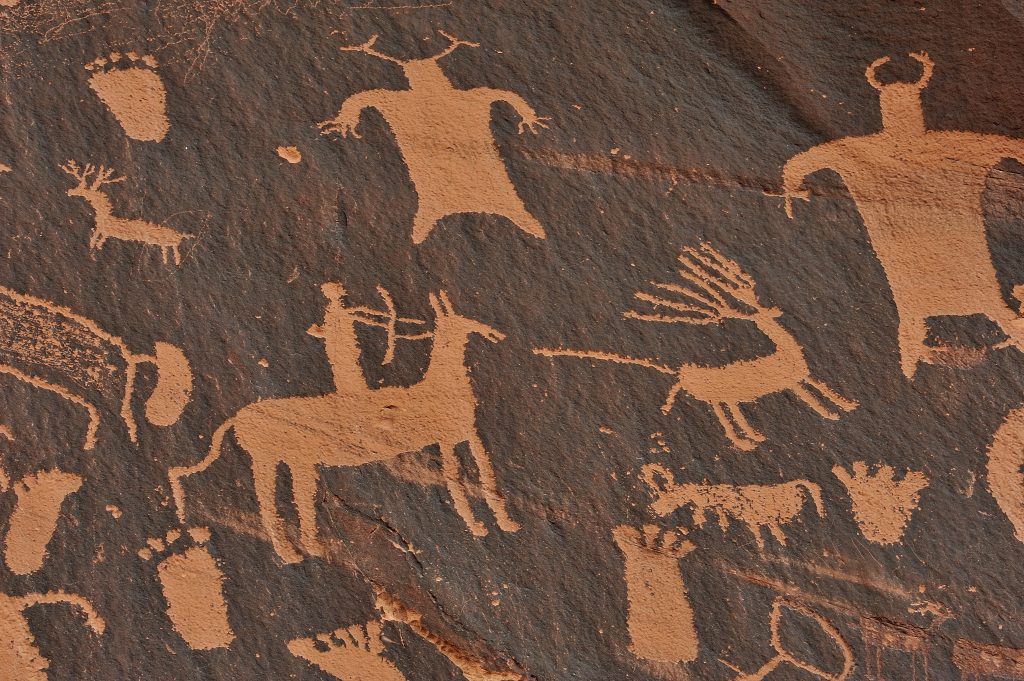 Stone age figures on a wall